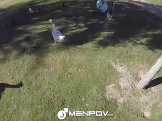 Menpov përjashta picnic leads në pov qij